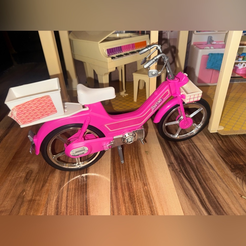 Mattel 1982 Pink Elevator Barbie Townhouse with Furniture & Accessories - Picture 7 of 16